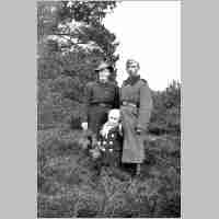 115-0018 Ernst und Frieda Dautert mit Tochter Anni etwa 1942.jpg